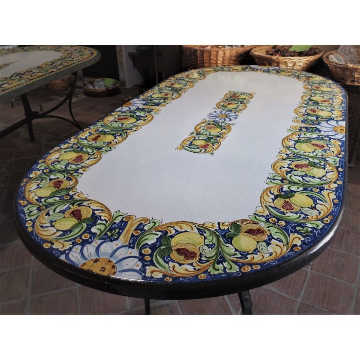 Tavolo in pietra lavica di Caltagirone